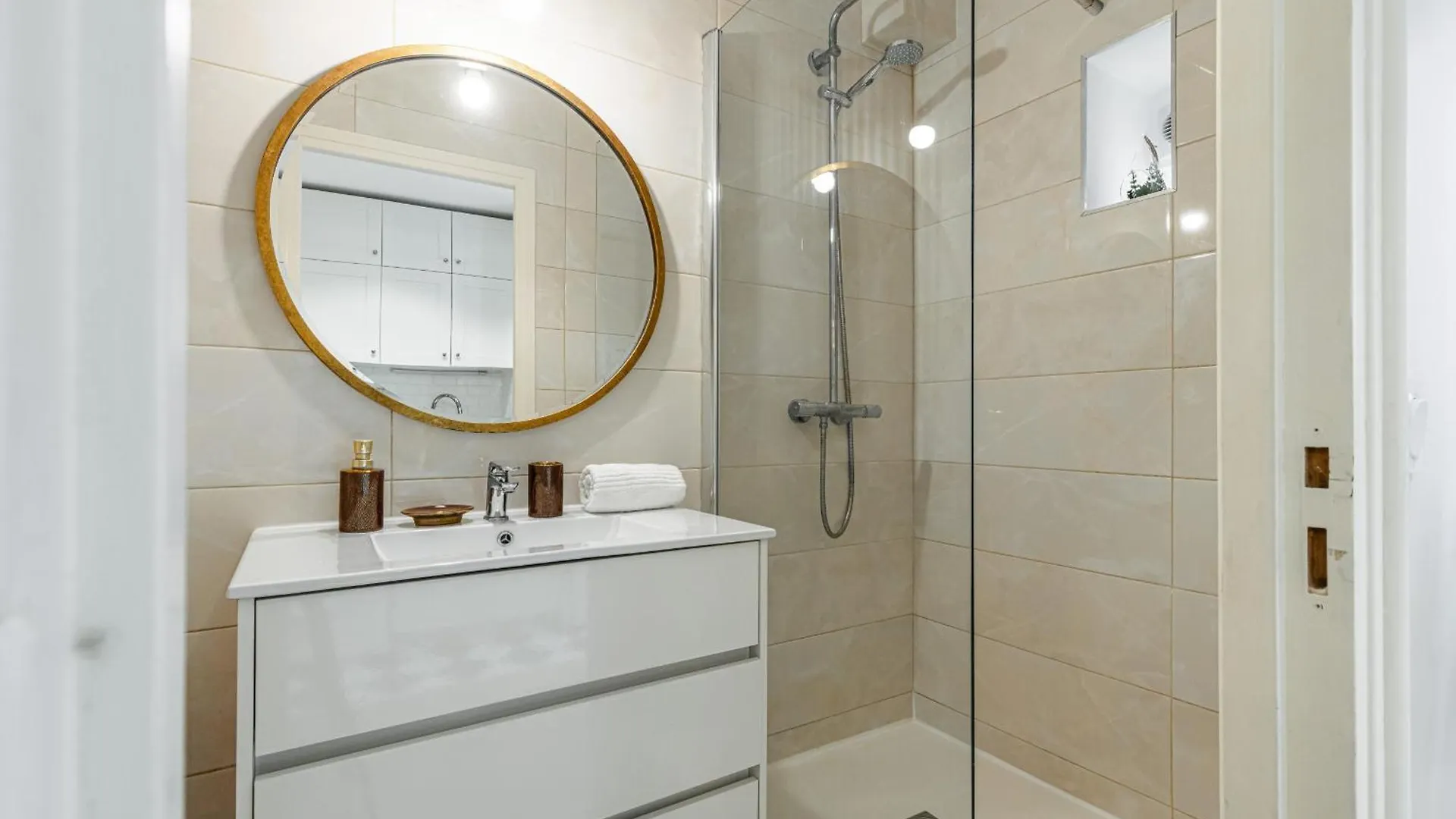 Lovely 1 Bdr Port Area Nice Daire