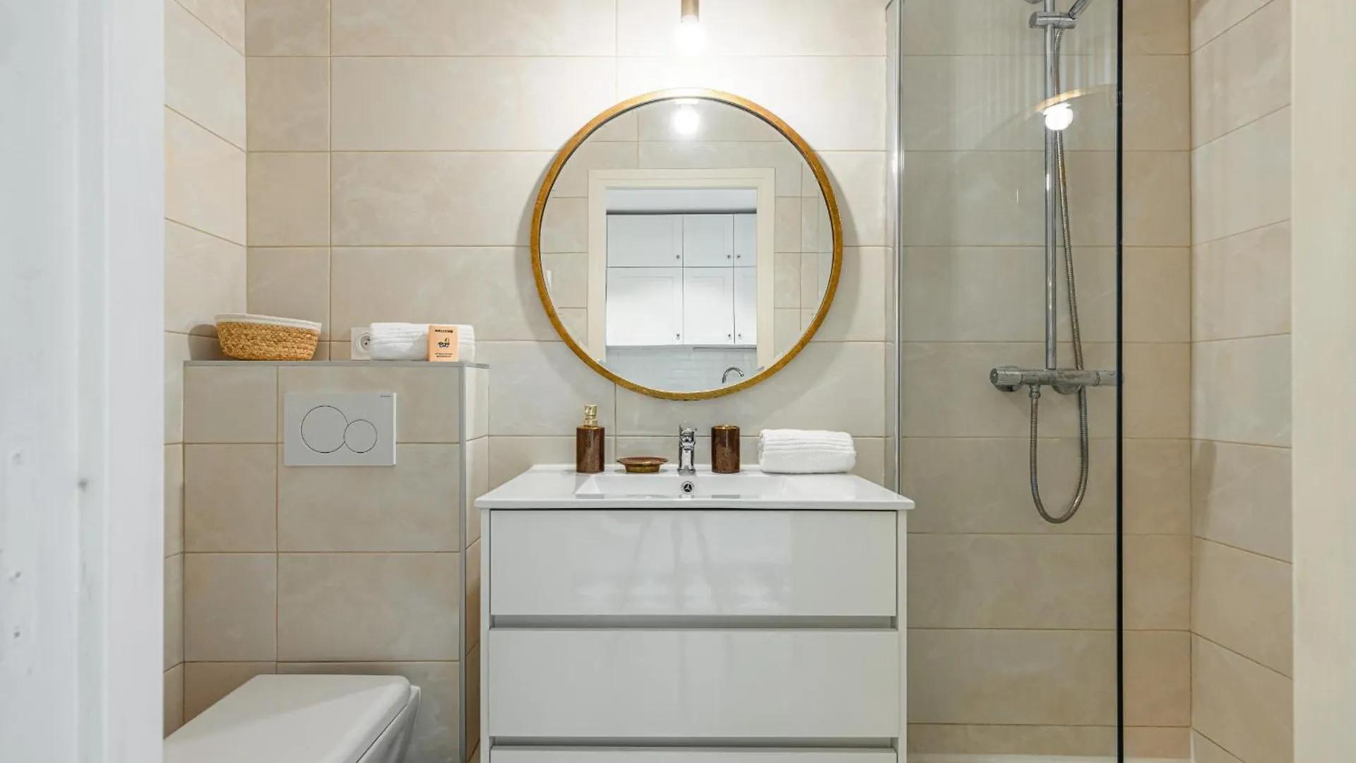 Lovely 1 Bdr Port Area 尼斯